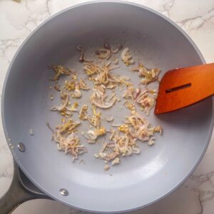 frying pan with garlic and shallots